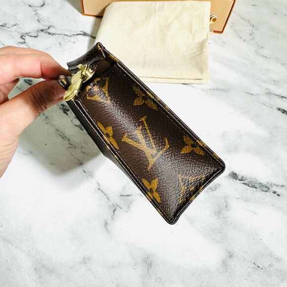 Louis Vuitton Toiletry 15 - Picture 5 of 11